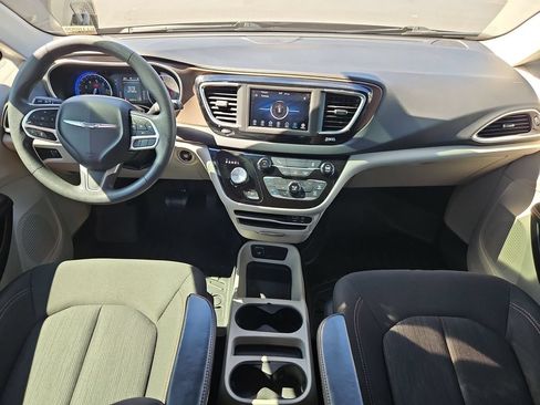 Used 2018 Chrysler Pacifica L FWD image 22