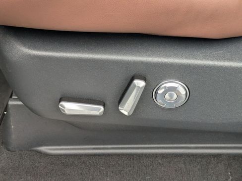 Used 2025 Lincoln Navigator Reserve image 13