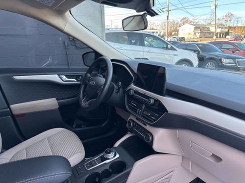 Used 2020 Ford Escape SE image 25