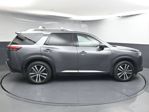 Certified 2025 Nissan Pathfinder Platinum FWD image 8