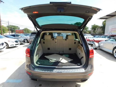 Used 2013 Volkswagen Touareg Sport image 21