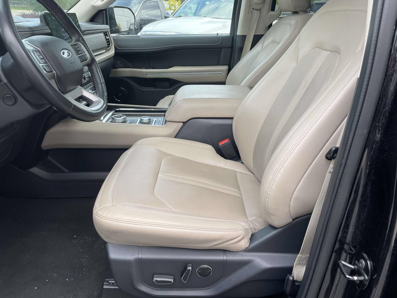 Used 2024 Ford Expedition Limited AWD/4WD image 17