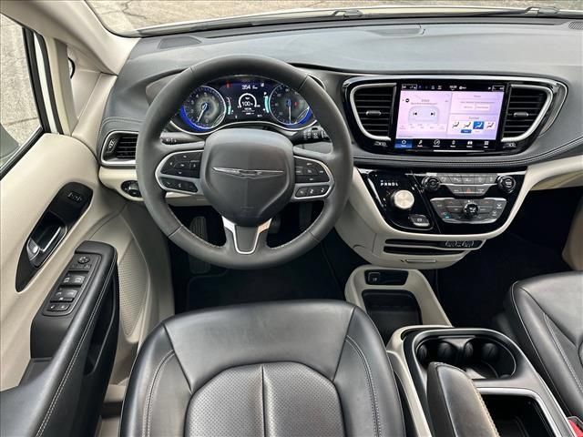 Used 2023 Chrysler Pacifica Touring-L AWD/4WD image 15