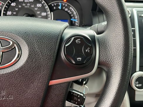 Used 2014 Toyota Camry LE image 12