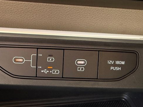 Used 2025 Kia Carnival FWD image 23