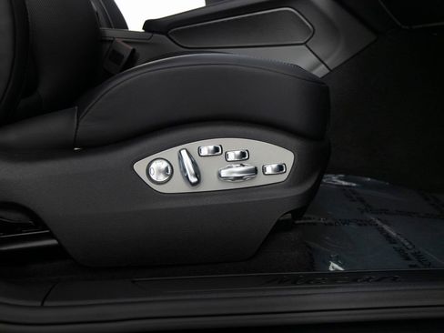 Certified 2026 Porsche Macan AWD/4WD image 34