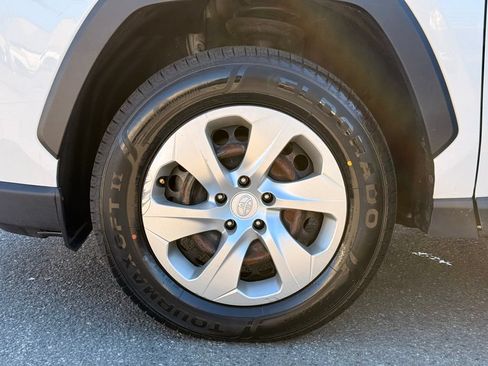 Used 2021 Toyota RAV4 LE AWD/4WD image 10