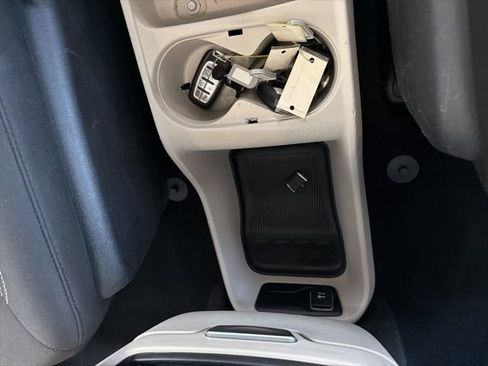 Used 2022 Chrysler Voyager LX FWD image 23