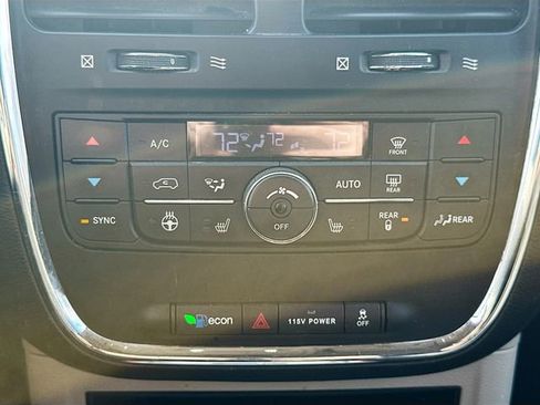 Used 2015 Chrysler Town & Country Touring w/ Driver Convenience Group image 16