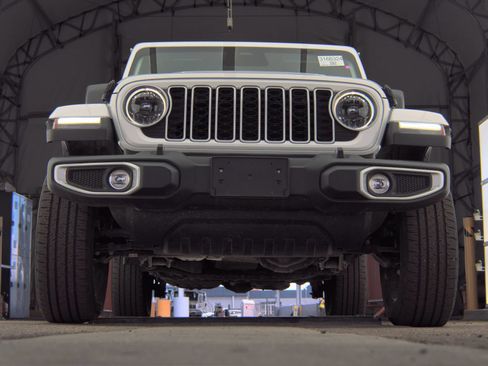 Used 2025 Jeep Wrangler Unlimited Sahara w/ Safety Group AWD/4WD image 3