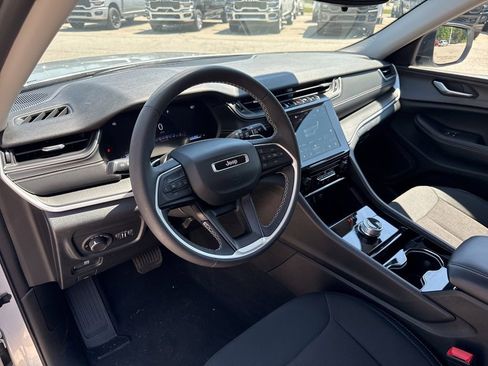 Used 2023 Jeep Grand Cherokee L Laredo AWD/4WD image 2