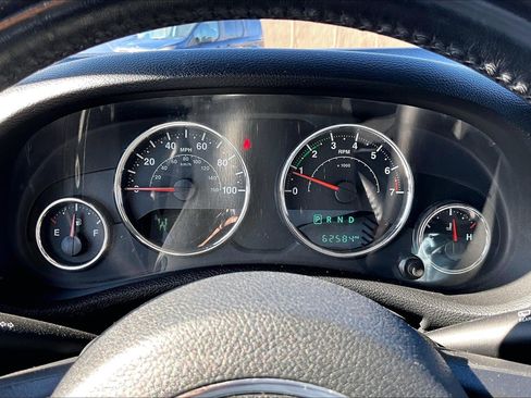 Used 2018 Jeep Wrangler Sahara w/ Connectivity Group image 18