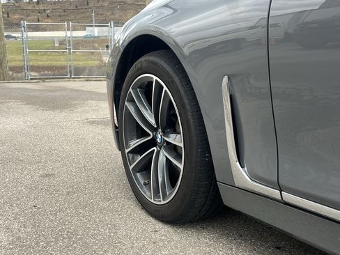 Used 2022 BMW 750i xDrive w/ Executive Package image 11