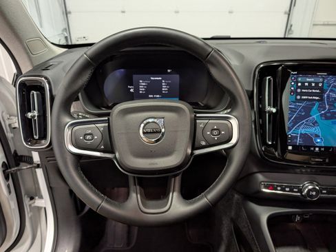 Used 2025 Volvo XC40 B5 Plus image 17