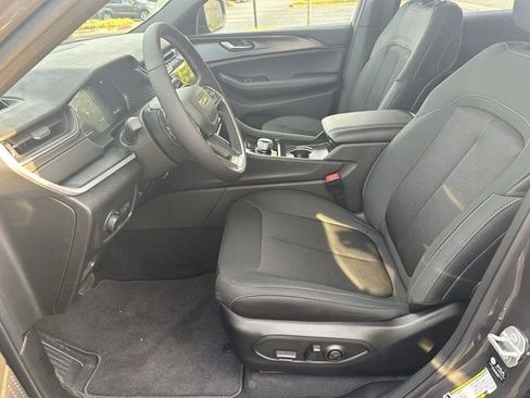 New 2025 Jeep Grand Cherokee L Laredo image 8