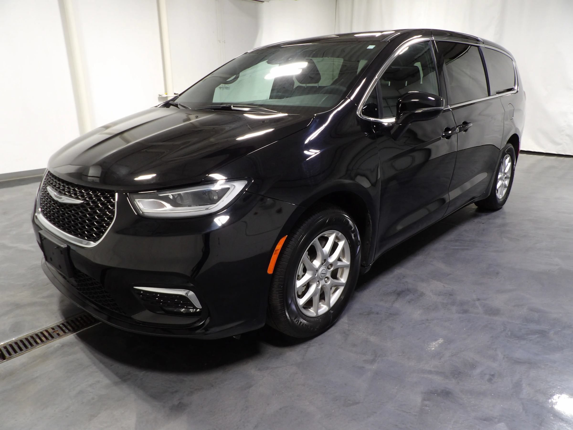 Used 2025 Chrysler Pacifica Select FWD image 4