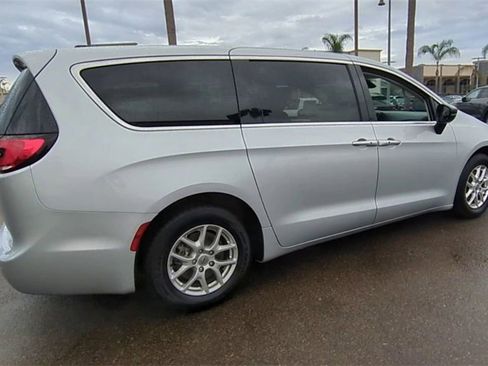 Used 2024 Chrysler Pacifica Touring-L image 8