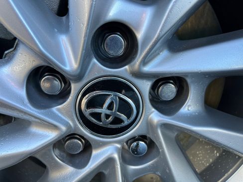 Used 2021 Toyota Camry LE image 28