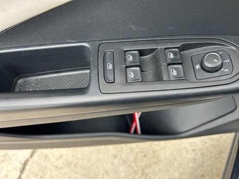 Used 2025 Volkswagen Taos SE FWD image 28