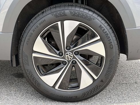 Certified 2024 Volkswagen Taos SE w/ Panoramic Sunroof Package AWD/4WD image 17