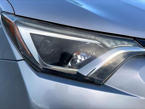 Used 2018 Toyota RAV4 LE FWD image 27