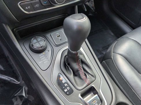 Used 2019 Jeep Cherokee Trailhawk image 34