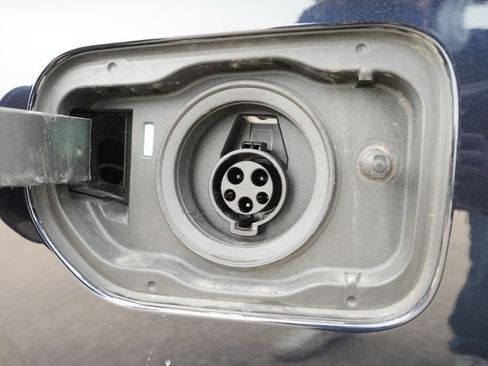 Used 2021 BMW 530e xDrive w/ Executive Package image 23