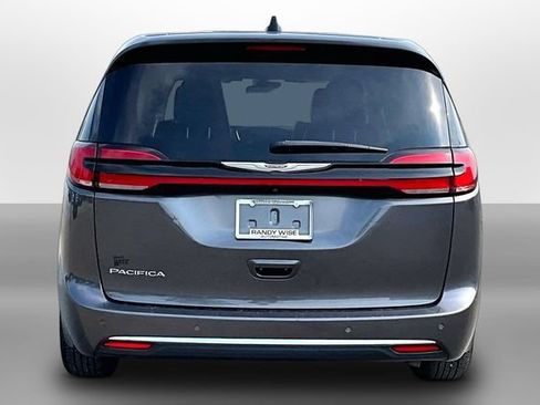 Used 2023 Chrysler Pacifica Touring-L FWD image 4