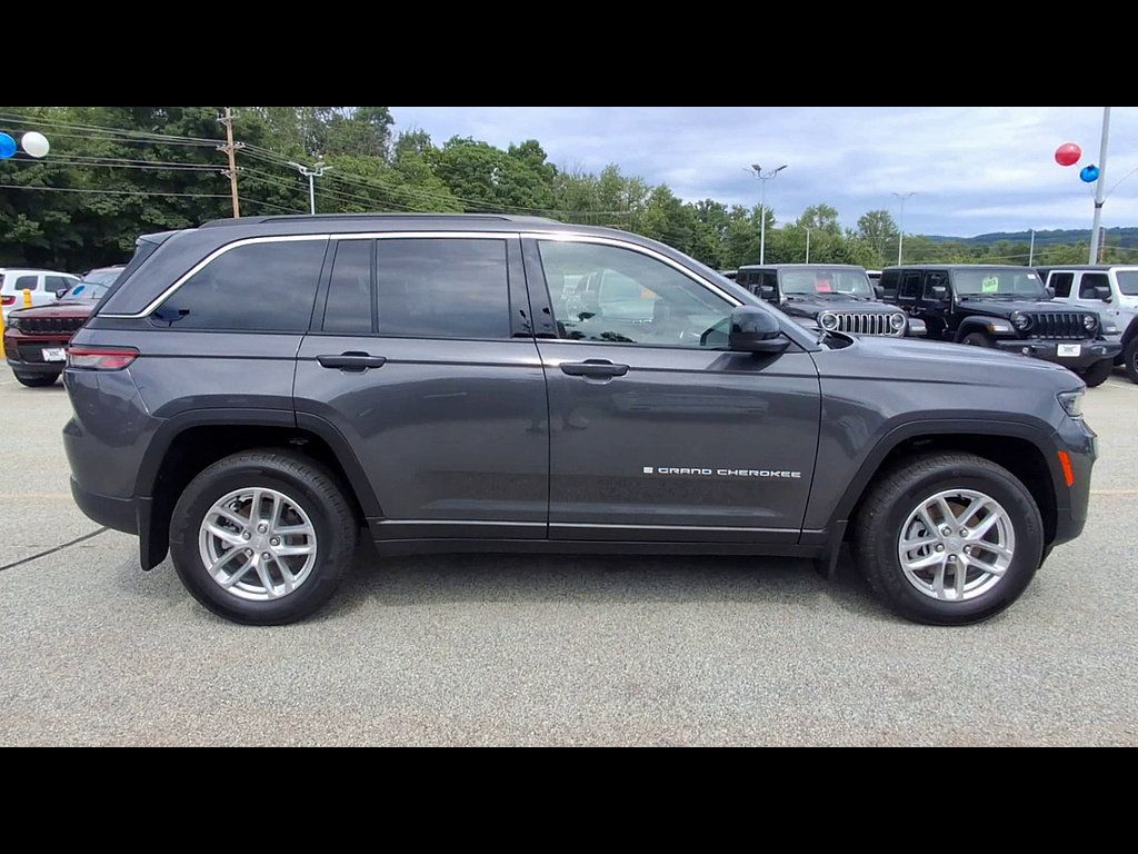 Used 2026 Jeep Grand Cherokee Laredo w/ MOPAR Finishing Package AWD/4WD image 9