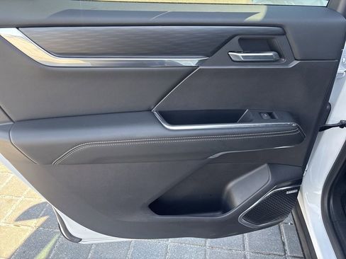 Used 2025 GMC Acadia Elevation image 25