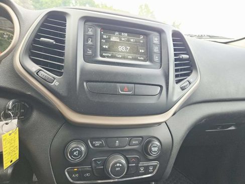 Used 2018 Jeep Cherokee Latitude w/ Cold Weather Group AWD/4WD image 12
