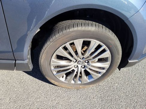 Certified 2024 Toyota Venza XLE image 14