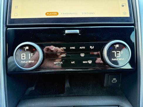 Used 2024 Land Rover Discovery Dynamic SE image 28