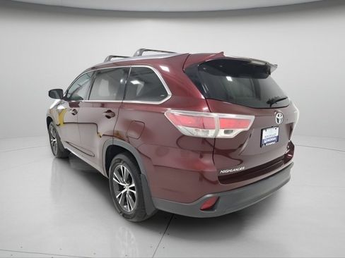Used 2016 Toyota Highlander XLE AWD/4WD image 12