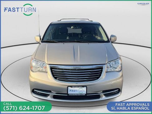 Used 2015 Chrysler Town & Country Touring image 4