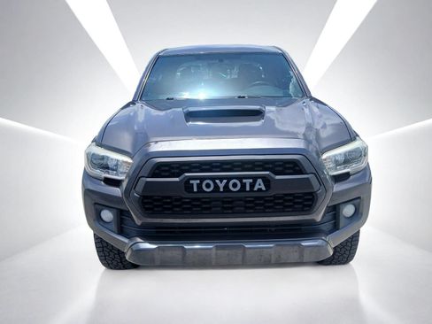 Used 2017 Toyota Tacoma TRD Sport w/ Tow Package RWD image 3
