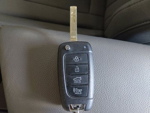 Used 2025 Hyundai Elantra SE FWD image 32