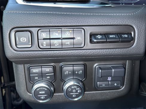 Used 2023 GMC Yukon XL Denali image 21