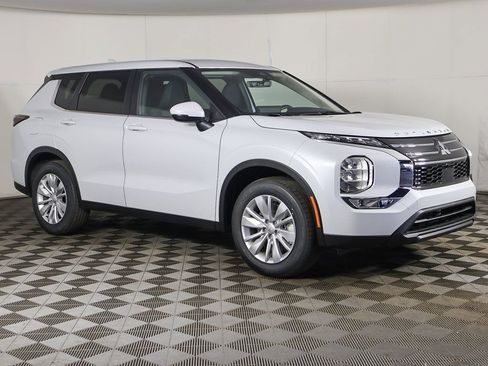New 2026 Mitsubishi Outlander ES FWD image 2