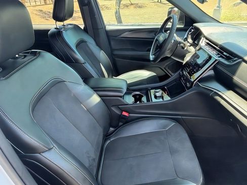 Used 2025 Jeep Grand Cherokee L Altitude RWD image 31
