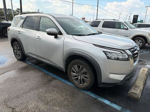 Used 2022 Nissan Pathfinder SV FWD image 4