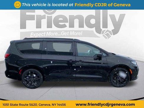 New 2026 Chrysler Pacifica Limited w/ S Appearance Package image 4