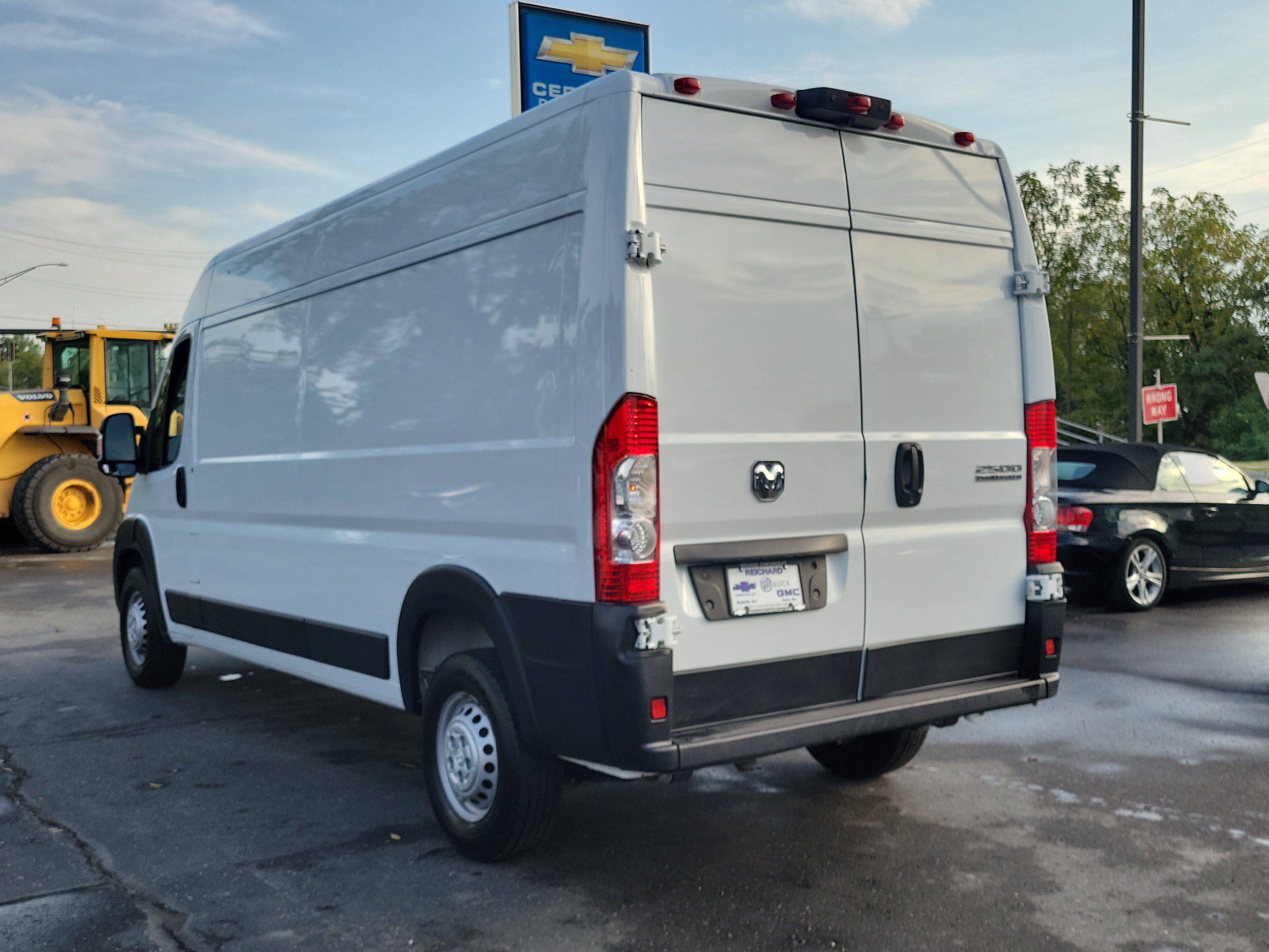 Used 2024 RAM ProMaster 2500 w/ Convenience Group FWD image 3