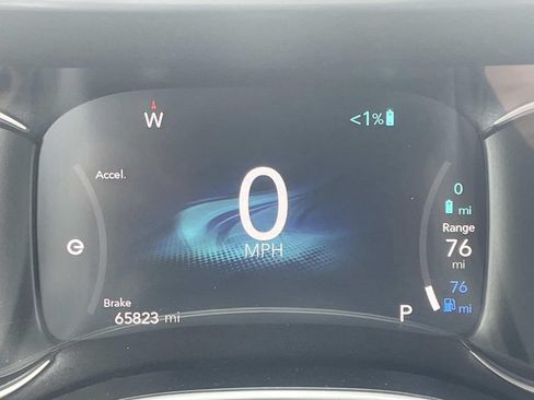 Used 2023 Chrysler Pacifica Limited FWD image 27