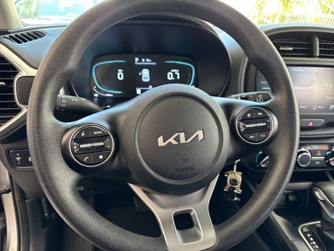Used 2025 Kia Soul LX w/ LX Technology Package FWD image 28