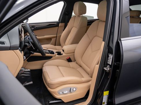 Certified 2026 Porsche Macan AWD/4WD image 5