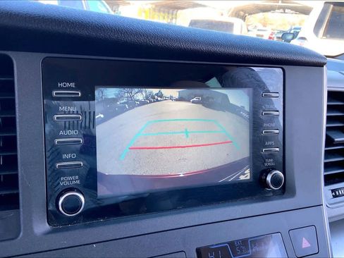 Used 2018 Toyota Sienna L image 25