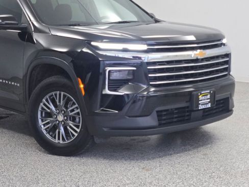 Used 2024 Chevrolet Traverse LT image 2