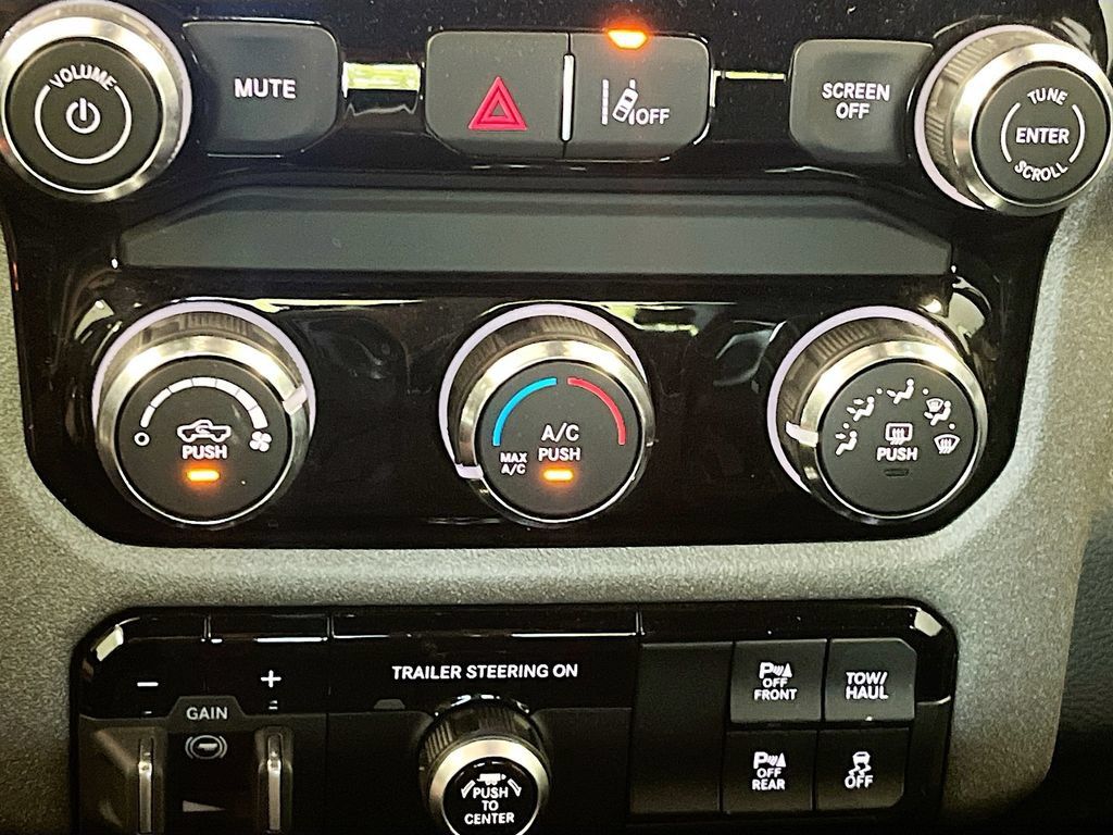 Used 2025 RAM 1500 Warlock AWD/4WD image 15