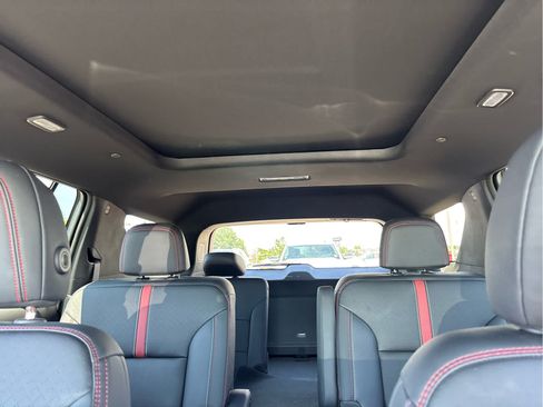 Used 2024 Chevrolet Traverse RS FWD image 12